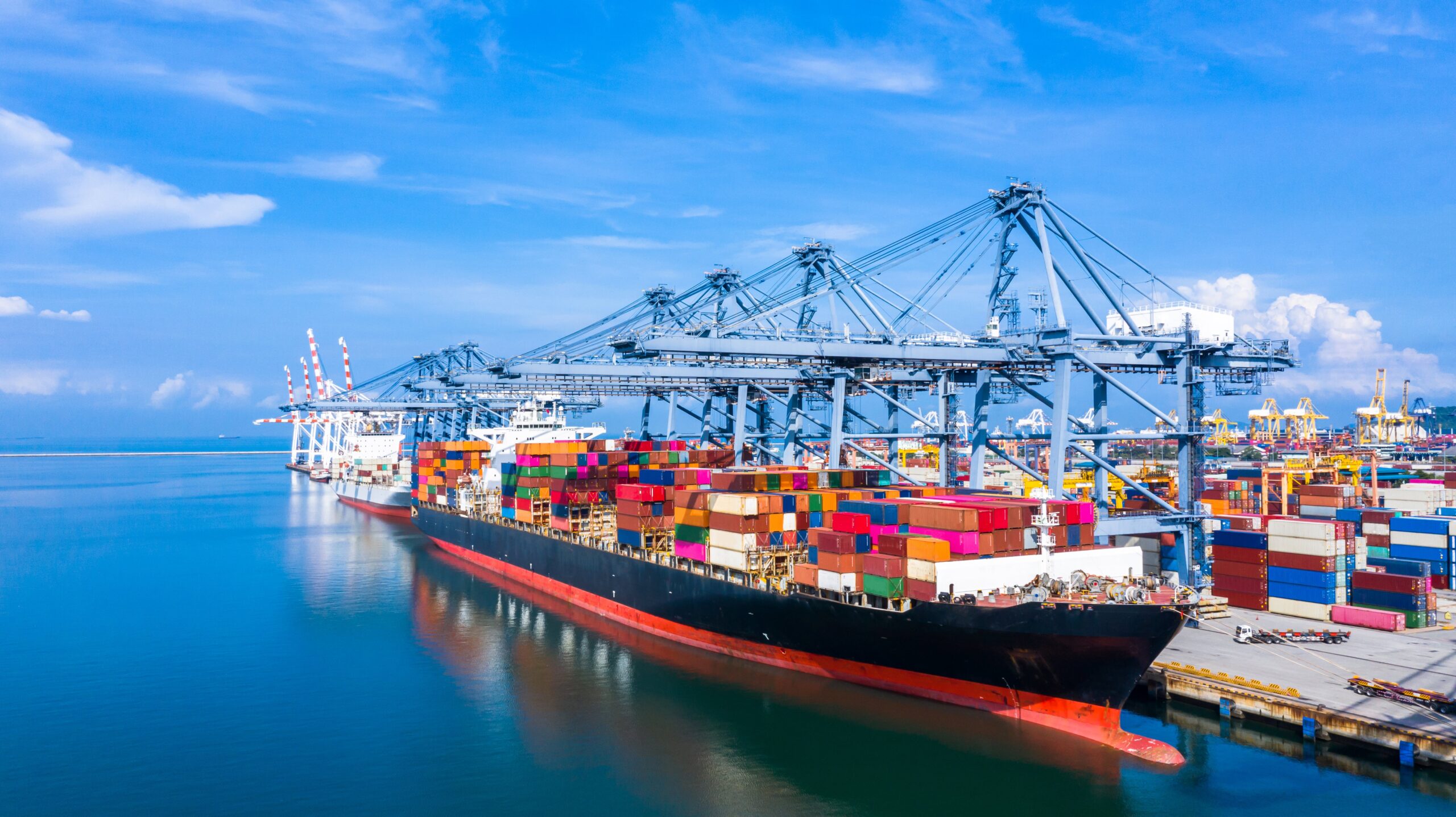 container-ship-arriving